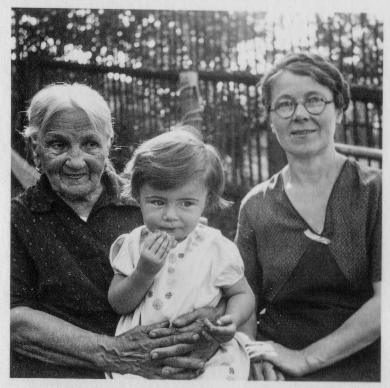 Oma Schuster, Brunhilde, Marie