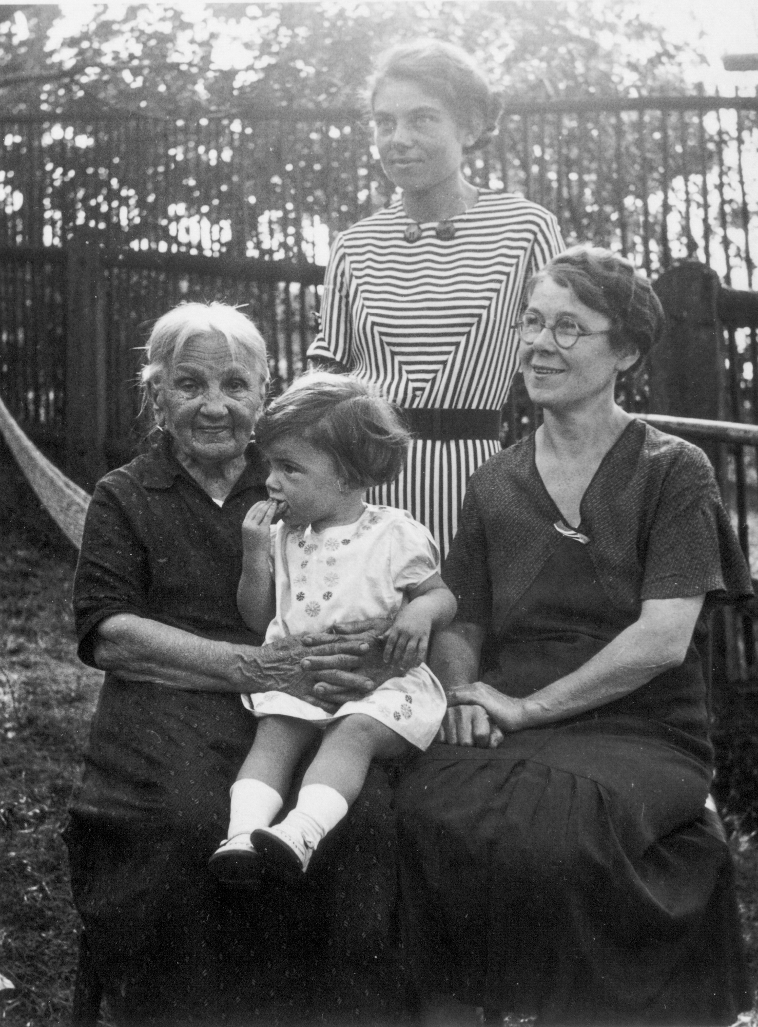 Hildegard (stehend), Marie, Brunhilde, Oma Schuster, 1935